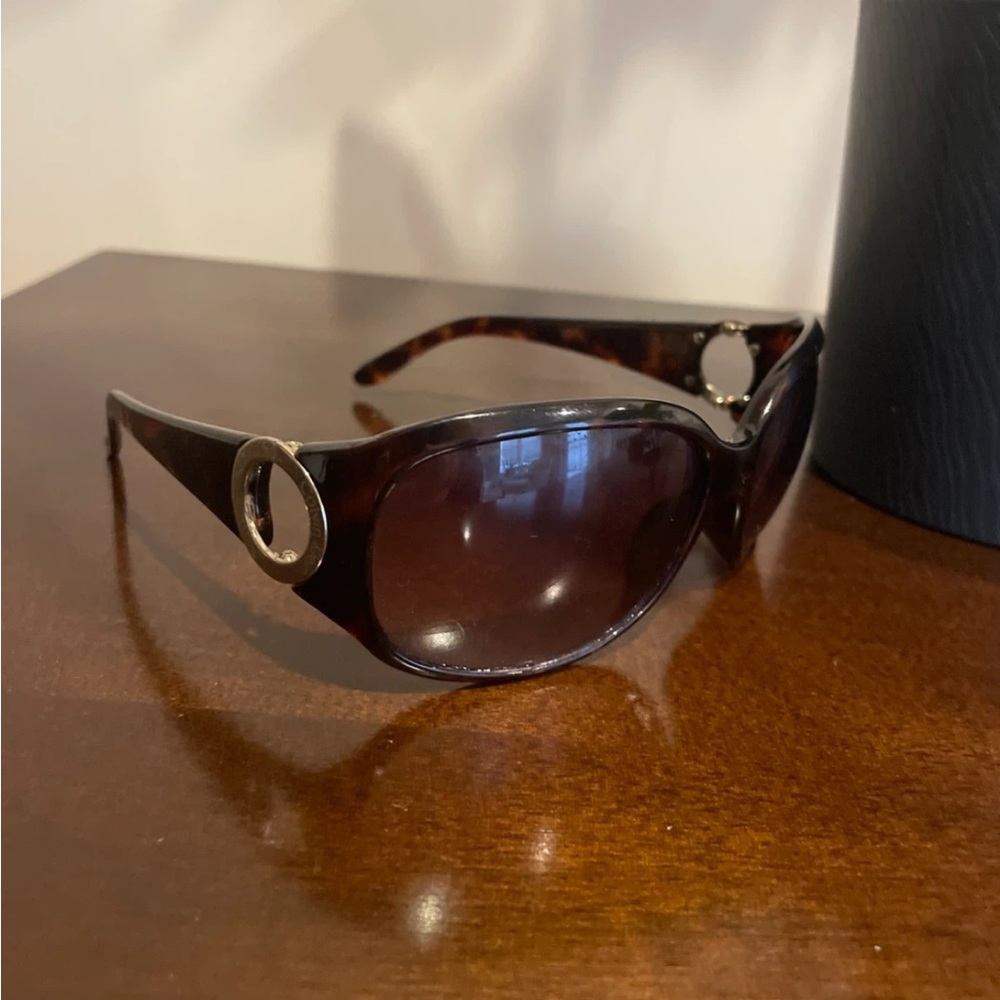 Elegant Tortoise Shell Sunglasses